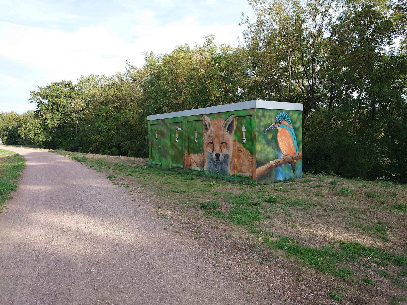 Bemalte Trafostation mit Fuchs und Eisvogel